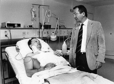Överläkare Erik Ståhl vid en kranskärlsopererad patient