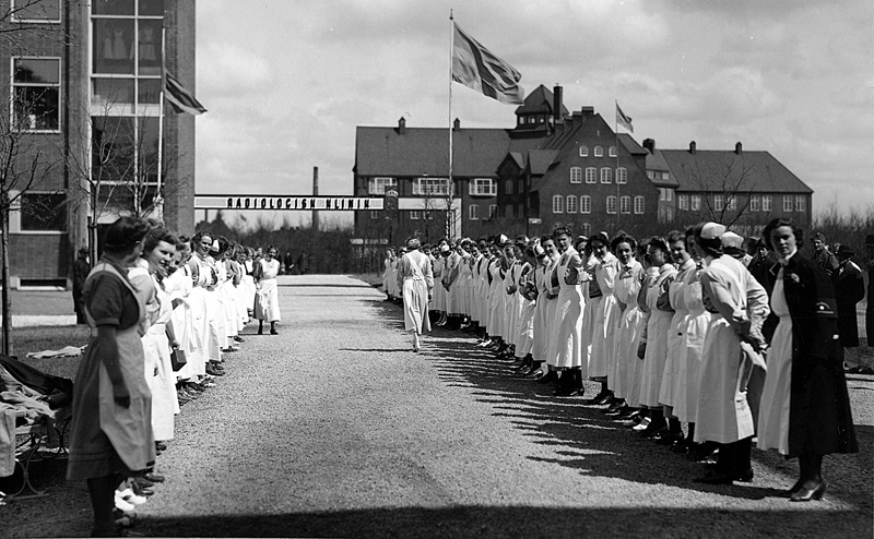 Sköterskor på hedersvakt för kronprins Gustaf Adolf