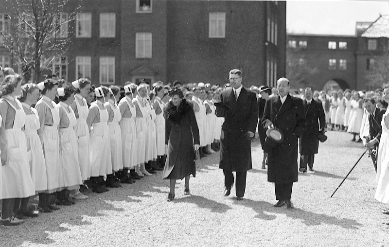 Kronprinsparet anländer 1941 till jubileumskliniken