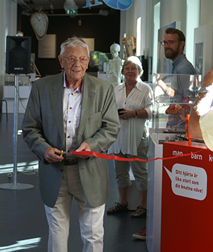 Nils Rune Lundström klipper bandet
