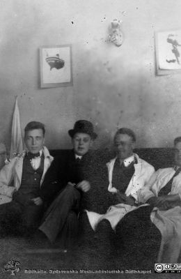Album histologikursen höstterminen 1925. 
Album histologikursen höstterminen 1925. Albumtext: "Ordinarien och de trenne e.o." Längst till vänster ordinarie amanuensen Einar Andersson De tre e. o. borde enligt universitetskatalogen vara Toivo Swaetichin (senare Stenstam), f 1904, Helge Sjövall f 1904 och Alf Sjövall f 1905. Foto på Histologiska avdelningen på Anatomiska institutionen på Biskopsgatan 7 i Lund. Bildkälla Locus Medicus Lundensis 2025-03-17. Fotograf okänd.
Nyckelord: Histolgiska avdelningen;Anatomiska Institutionen;Sydsvenska Medicinhistoriska Sällskapet;Medicinska fakulteten;Locus Medicus Lundensis;Lunds universitet;Fotoalbum