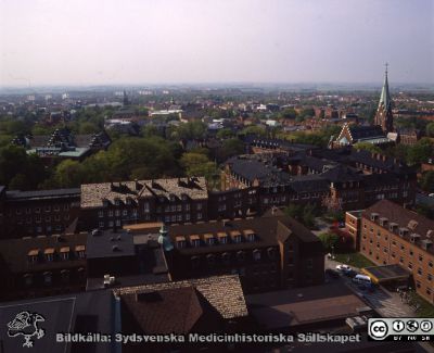 Utsikt mot sydväst från centralblocket på Lasarettet i Lund
Lasarettsfotograferna i Lund. Plastficka, lösa bilder. Omärkt bild. Utsikt från centralblocket i Lund mot söder. Allhelgonakyrkan till höger i bild. Hitom den hudhuset (gamla medicinkliniken). Reumatologiska kliniken till vänster om den. Nya kvinnokliniken närmast. Öronkliniken i bildens nedre högra hörn. Foto på något av 1900-talets sista decennier. Från positiv.
Nyckelord: Lasarettet;Lund;Universitetssjukhus;USiL;Allhelgona;Kyrka;KK;Kvinnoklinik;Internmedicinsk;Klinik;Reumatologisk;Hud;Dermatologisk;ÖNH;Öron;Öron-näsa-hals;Oto-Rino-Laryngologi
