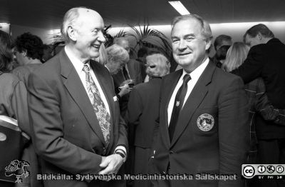 Forskningens Dag 1995
Lasarettsfotograferna i Lund,  pärm S/V Neg. 1995. 77. Forskningens dag, 95-11-01. Mecenaten direktör Gunnar Sandberg tillsammns med professorn i gynekologi, Nils-Otto Sjöberg, i en paus i programmet. Från negativ.
Nyckelord: Lasarettet;Lund;Universitetssjukhuset;USiL;Forskningens Dag;Utställning;Symposium;Konferens;Information