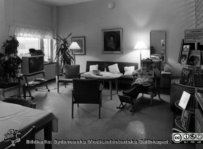 Onkologiska kliniken i Lund. Dagrum på vårdavdelning
Foto Ola Terje låda A bild 36/11. Slutet på 1980-talet. Troligen avdelningen för gynekologisk onkologi.
Nyckelord: Terje;Onkologisk;Onkologi;Klinik;Lund;Interiör;1980-talet;Vårdavdelning;Dagrum
