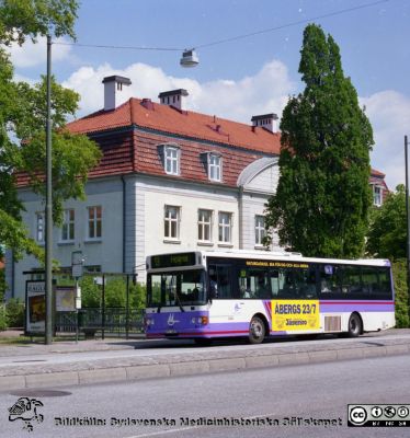 Malmö Allmänna Sjukhus 1996. Infektionskliniken
Album MAS 1996 III Samlingsbilder för 100-årsjubileumet. Från fotograf Björn Henrikssons samling. 1996. Foto: Jimmy Wahlstedt. Infektionskliniken med en stadsbuss framför. Från negativ.
Nyckelord: UMAS;MAS;Malmö_;Allmänna;Sjukhus;Infektionskliniken