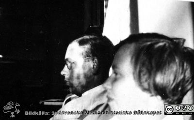 Fotoalbum tillägnat Professor Torsten Hellman från histologkursen 1929
Fotoalbum tillägnat Professor Torsten Hellman med tacksamhet och vördnad från histologkursen 1929. Bildtext "Olof Ask. Gunborg Nordh". 
Rimligen kursdeltagare och yngre lärare vid  histologiska avdelningen.
- Olof Ask (1909-1988) disputerade i Uppsala 1941 på en avhandling om spina bifida. Från 1956 var han överläkare med ansvar för den medicinska vården på St Lars sjukhus i Lund
- Gunborg Nordh (1908 - 1999) gifte sig 1934 med kurskamraten Carl-Erik Uddenberg. Hon disputerade 1955 i Lund på en avhandling om diagnostik på prematurt förlösta barn. Hon hade dessförinnan arbetat med medicinsk kemi i ett laboratorium men också på barnklinik och inom psykiatri. Från 1949 var hon ansvarig för den barnpsykiatriska avdelningen på Lasarettet i Lund.
Nyckelord: Anatomiska Institutionen;Histologiska avdelningen;Mikroskopering;Medicinska fakulteten i Lund;Locus Medicus Lundensis;Universitet