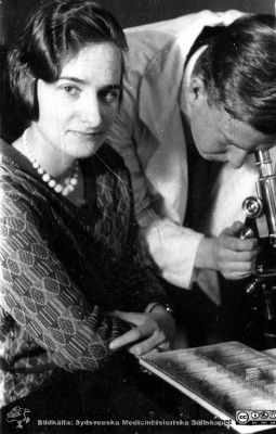 Fotoalbum tillägnat Professor Torsten Hellman från histologkursen 1929
Fotoalbum tillägnat Professor Torsten Hellman med tacksamhet och vördnad från histologkursen 1929. Albumtext "Onni Ahlman. Sjövall". 
Rimligen kursdeltagare och yngre lärare vid  histologiska avdelningen.
- Intet är känt om Onni Ahlmans fortsatta verksamheter.
- Hjalmar Sjövall (1907 -1993) var amanuens på histologiska avdelningen. Han disputerade 1943 i Uppsala och blev rasbiolog där. 1958 blev han professor i rättsmedicin vid Karolinska Institutet i Stockholm och föreståndare för Statens rättsläkarstation där. 
Nyckelord: Anatomiska Institutionen;Histologiska avdelningen;Mikroskopering;Medicinska fakulteten i Lund;Locus Medicus Lundensis;Universitet