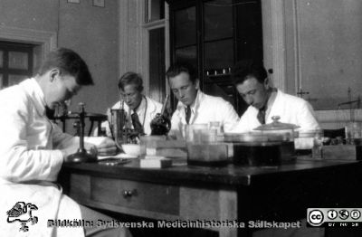 Fotoalbum tillägnat Professor Torsten Hellman från histologkursen 1929
Fotoalbum tillägnat Professor Torsten Hellman med tacksamhet och vördnad från histologkursen 1929. Albumtext "Nystrand. Nils Sällström. Per Nanne Oskarsson. Thure A. Nilsson". 
Rimligen kursdeltagare i kurslaboratoriet.
- Folke Nystrand (1908 - 1987) skaffade sig allmän kirurgutbildning och var från 1960 biträdande överläkare på kvinnokliniken i Kristianstad.
- Nils Sällströms fortsatta verksamheter är inte kända.
- Per Nanne Oscarsson (1909-1991) blev efter tjänstgöringar på huvudsakligen intern- och lungmedicinska kliniker överläkare på Broby sanatorium från 1950. Han disputerade 1954 i Lund på skärmbildsfotografering. 
- Thure A. Nilssons fortsatta verksamheter är inte kända.
Nyckelord: Anatomiska Institutionen;Histologiska avdelningen;Medicinska fakulteten i Lund;Locus Medicus Lundensis;Universitet