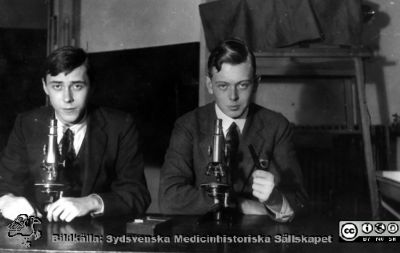 Fotoalbum tillägnat Professor Torsten Hellman från histologkursen 1929
Fotoalbum tillägnat Professor Torsten Hellman med tacksamhet och vördnad från histologkursen 1929. Bildtext "Sten Winblad, Carl-Erik Uddenberg". 
Rimligen kursdeltagare i föreläsningssalen. 
- Sten Winblad (1909 - 1987)  disputerade 1941. Han blev bakteriolog och överläkare på kliniskt bakteriologiska laboratoriet på Malmö Allmänna Sjukhus från1957. 
- Carl-Erik Uddenberg (1908 - 1962) var psykiatriker och överläkare på Malmö Östra Sjukhus från 1956.
Nyckelord: Anatomiska Institutionen;Histologiska avdelningen;Mikroskopering;Medicinska fakulteten i Lund;Locus Medicus Lundensis;Universitet