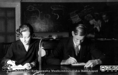 Fotoalbum tillägnat Professor Torsten Hellman från histologkursen 1929
Fotoalbum tillägnat Professor Torsten Hellman med tacksamhet och vördnad från histologkursen 1929. Bildtext "Inga Sundewall. Nils Sällström. ". 
Rimligen kursdeltagare i kurslaboratoriet.
- Inga Sundewall levde möjligen 1910 - 1998. Född i Stockholm. Död i Enskede.
- Nils Sällströms fortsatta verksamheter är inte kända.
Nyckelord: Histologiska avdelningen;Anatomiska Institutionen;Kurslaboration;Medicinska fakulteten i Lund;Locus Medicus Lundensis;Universitet