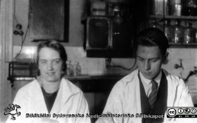 Fotoalbum tillägnat Professor Torsten Hellman från histologkursen 1929
Fotoalbum tillägnat Professor Torsten Hellman med tacksamhet och vördnad från histologkursen 1929. Bildtext "Greta Brodin. Börje Kronquist ". 
Rimligen kursdeltagare i kurslaboratoriet på histologiska avdelningen.
- Greta Brodin (1907 - 1982) blev efter tjänstgöringar på barn- och internmedicinska samt psykiatriska  kliniker praktiserande läkare i Göteborg från 1943.
- Efter olika tjänstgöringar på internmedicinska och kirurgiska kliniker blev Börje Kronkvist (1909 - 2005) bataljons- och regementsläkare i Skåne från 1948 och därtill privatpraktiserande och skolläkare i Hässleholm.
Nyckelord: Histologiska avdelningen;Anatomiska Institutionen;Medicinska fakulteten i Lund;Locus Medicus Lundensis;Universitet;Kurslaboration
