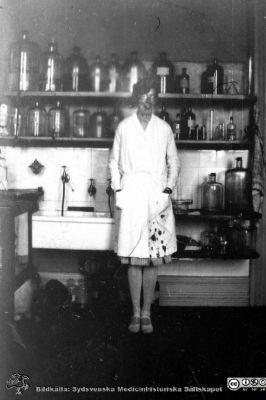 Fotoalbum tillägnat Professor Torsten Hellman från histologkursen 1929. 
Fotoalbum tillägnat Professor Torsten Hellman med tacksamhet och vördnad från histologkursen 1929. Albumtext "Brita Åberg". 
När man färgar histologiska preparat hamnar inte alltid färgen där det var tänkt.
Brita Åberg (1908-1980) var huvudsaklingen internmedicinskt utbildad i Syd- och Mellansvderige och var praktiserande läkare i Helsingborg från 1944.
Nyckelord: Histologiska avdelningen;Anatomiska Institutionen;Medicinska fakulteten i Lund;Locus Medicus Lundensis;Universitet;Kurslaboration