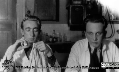 Fotoalbum tillägnat Professor Torsten Hellman från histologkursen 1929. 
Fotoalbum tillägnat Professor Torsten Hellman med tacksamhet och vördnad från histologkursen 1929. Bildtext "Karl Lindeborg. Per N. Oscarsson". 
En kurslaboration på histologiska avdelningen kunde genomföras på flera olika sätt.
Intet känt om Karl Lindeborgs fortsatta verksamheter.
Per Nanne Oscarsson (1909-1991) blev efter tjänstgöringar på huvudsaklingen intern- och lungmedicinska kliniker överläkare på Broby sanatorium från 1950. Han disputerade 1954 i Lund på skärmbildsfotografering. 
Nyckelord: Histologiska avdelningen;Anatomiska Institutionen;Medicinska fakulteten i Lund;Locus Medicus Lundensis;Universitet;Kurslaboration