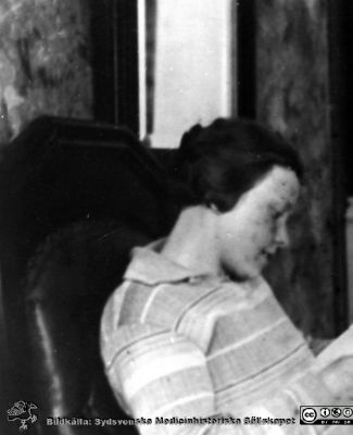 Fotoalbum tillägnat Professor Torsten Hellman från histologkursen 1929. 
Fotoalbum tillägnat Professor Torsten Hellman med tacksamhet och vördnad från histologkursen 1929. Bildtext "Greta Malmquist". 
En kurslaboration på histologiska avdelningen kunde genomföras också i en skinnfåtölj.
Kanske Greta Malmquist (f. 1907). Sanatorieläkare med tjänstgöring i Karlskrona. Centraldispensärläkare i Dingle sedan 1947. 
Nyckelord: Histologiska avdelningen;Anatomiska Institutionen;Medicinska fakulteten i Lund;Locus Medicus Lundensis;Universitet;Kurslaboration