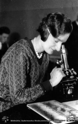 Fotoalbum tillägnat Professor Torsten Hellman från histologkursen 1929. 
Fotoalbum tillägnat Professor Torsten Hellman med tacksamhet och vördnad från histologkursen 1929. Bildtext "Onni Ahlman ". 
Hon tittar på histologiska preparat i kurslaboratoriet med en preparatlåda på bordet. Intet känt om hennes fortsatta verksamheter.
Nyckelord: Histologiska avdelningen;Anatomiska Institutionen;Medicinska fakulteten i Lund;Locus Medicus Lundensis;Universitet;Kurslaboration