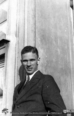 Fotoalbum tillägnat Professor Torsten Hellman med tacksamhet och vördnad från histologkursen 1929. Bildtext "Tage Nilsson". 
Foto utanför institutionen. Intet känt om hans fortsatta verksamheter.
Nyckelord: Histologiska avdelningen;Anatomiska Institutionen;Medicinska fakulteten i Lund;Locus Medicus Lundensis;Universitet;Kurslaboration