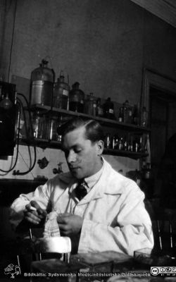 Fotoalbum tillägnat Professor Torsten Hellman från histologkursen 1929. 
Fotoalbum tillägnat Professor Torsten Hellman med tacksamhet och vördnad från histologkursen 1929. Albumtext "Nils G. Bokander". 
Preparatfärgning på histologiska avdelningens kurslaboratorium. Nils Bokander (1907 - 1992). Efter tjänstgöring på olika internmedicinska och kirugiska kliniker i Mellansverige var han praktiserande läkare och skolläkare i Göteborg från 1954.
Nyckelord: Histologiska avdelningen;Anatomiska Institutionen;Medicinska fakulteten i Lund;Locus Medicus Lundensis;Universitet;Kurslaboration