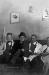 Filnamn=250421-004apCpg.jpg
Filstorlek=104KiB
Dimensioner=666x1024
Uppladdade datum=12 Sep 2025 250421-004apCpg.jpg