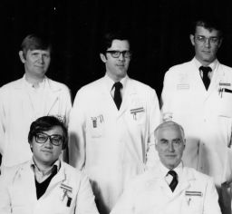 Filnamn=Fig__1__Vi_fem_fran_Lund__Foto_fran_1981.jpeg
Filstorlek=36KiB
Dimensioner=520x481
Uppladdade datum=04 Mar 2025 Fig__1__Vi_fem_fran_Lund__Foto_fran_1981.jpeg