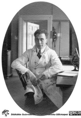Fotoalbum tillägnat Professor Torsten Hellman från lärjungar under Kursen 1924 - 25
Fotoalbum tillägnat Professor Torsten Hellman från lärjungar under Kursen 1924 - 25. En icke identifierad man i laboratorierock (troligen en kursamanuens) vid ett mikroskop på histologiska avdelningen vid anatomiska institutionen. Ingen bildtext.
Bildkälla Stiftelsen Locus Medicus Lundensis 250317. Fotograf okänd.
Nyckelord: Histologiska avdelningen;Anatomiska Institutionen;Medicinska fakulteten i Lund;Sydsvenska Medicinhistoriska Sällskapet;Locus Medicus Lundensis;Lärare;Elever