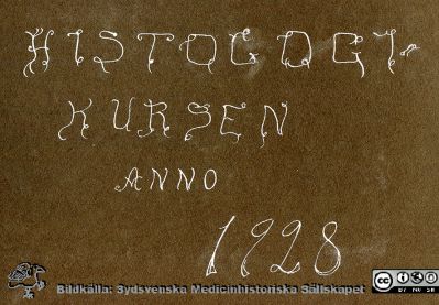 1928 års histologikurs i Lund
Fotoalbum märkt Histologikursen anno 1928, förstabladet på pärmens insida. Detta album innehåller bilder från dåvarande histologiska avdelningen på anatomiska institutionen i Lund på Biskopsgatan 7. Det skapades liksom de övriga i serien av kursdeltagarna och tillägnades kursledaren, professor Torsten Hellman, som uppskattning av hans lärargärning. 
Bildkälla Stiftelsen Locus Medicus Lundensis 250317.
Nyckelord: Locus Medicus Lundensis;Medicinska fakulteten i Lund;Histologiska avdelningen;Medicinska fakulteten i Lund;Sydsvenska Medicinhistoriska Sällskapet;Anatomiska Institutionen;Studenter