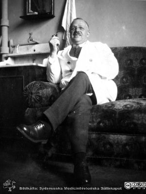 1928 års histologikurs i Lund
Fotoalbum märkt Histologikursen anno 1928. 
Detta album innehåller bilder från dåvarande histologiska avdelningen på anatomiska institutionen i Lund på Biskopsgatan 7. Lksom de övriga i serien skapades det av kursdeltagarna och tillägnades kursledaren, professor Torsten Hellman, som uppskattning av hans lärargärning. Bilden är inte namnsatt. Den visar professor Torsten Hellman i ljus laboratorerock sittande i en soffa på sitt laboratorium.
Bildkälla Stiftelsen Locus Medicus Lundensis 250317.
Nyckelord: Locus Medicus Lundensis;Medicinska fakulteten i Lund;Histologiska avdelningen;Sydsvenska Medicinhistoriska Sällskapet;Anatomiska Institutionen;Lärare