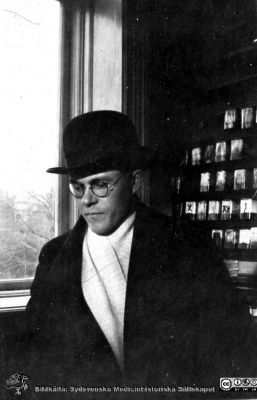 1928 års kurs i histologi i Lund
Fotoalbum märkt Histologikursen anno 1928. 
Detta album innehåller bilder från dåvarande histologiska avdelningen på anatomiska institutionen i Lund på Biskopsgatan 7. Liksom de övriga i serien skapades det av kursdeltagarna och tillägnades kursledaren, professor Torsten Hellman, som uppskattning av hans lärargärning. Bilden visar amanuens Erik Millbourn. Denna blev senare överläkare och chef på kirurgiska kliniken i Kalmar.  
Bildkälla Stiftelsen Locus Medicus Lundensis 250317.
Nyckelord: Locus Medicus Lundensis;Medicinska fakulteten i Lund;Histologiska avdelningen;Sydsvenska Medicinhistoriska Sällskapet;SMHS;Anatomiska Institutionen;Studenter;Lärare