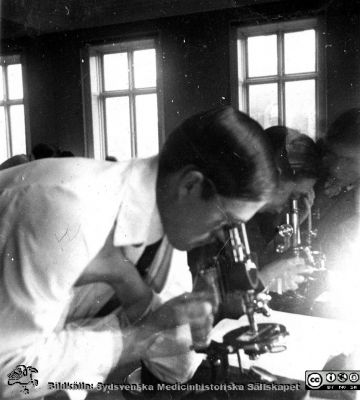 1928 års kurs i histologi i Lund
Fotoalbum märkt Histologikursen anno 1928. 
Detta album innehåller bilder från dåvarande histologiska avdelningen på anatomiska institutionen i Lund på Biskopsgatan 7. Liksom de övriga i serien skapades det av kursdeltagarna och tillägnades kursledaren, professor Torsten Hellman, som uppskattning av hans lärargärning. Bildtext  "Millbourn, Pålsson  och Gjötlén", dvs amanuensen Erik Millbourn (senare överläkare i kirurgi i Kalmar), Valter Pålsson och Inge Gjötlén.
Bildkälla Stiftelsen Locus Medicus Lundensis 250317.
Nyckelord: Locus Medicus Lundensis;Medicinska fakulteten i Lund;Histologiska avdelningen;Sydsvenska Medicinhistoriska Sällskapet;SMHS;Anatomiska Institutionen;Studenter;Lärare
