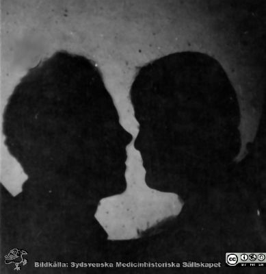 1928 års kurs i histologi i Lund
Fotoalbum märkt Histologikursen anno 1928. 
Detta album innehåller bilder från dåvarande histologiska avdelningen på anatomiska institutionen i Lund på Biskopsgatan 7. Liksom de övriga i serien skapades det av kursdeltagarna och tillägnades kursledaren, professor Torsten Hellman som uppskattning av hans lärargärning. Bildtext  "Kyssen - 29:an, Adlercreutz". Siluetter av två  studenter.
Bildkälla Stiftelsen Locus Medicus Lundensis 250317.
Nyckelord: Locus Medicus Lundensis;Medicinska fakulteten i Lund;Histologiska avdelningen;Sydsvenska Medicinhistoriska Sällskapet;SMHS;Anatomiska Institutionen;Studenter;Lärare