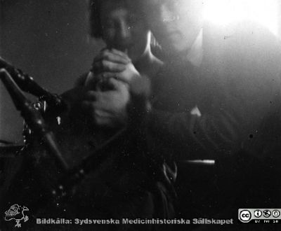 1928 års kurs i histologi i Lund
Fotoalbum märkt Histologikursen anno 1928. 
Detta album innehåller bilder från dåvarande histologiska avdelningen på anatomiska institutionen i Lund på Biskopsgatan 7. Liksom de övriga i serien skapades det av kursdeltagarna och tillägnades kursledaren, professor Torsten Hellman som uppskattning av hans lärargärning. Bildtext  "Margit 29:an". Okänt studentpar tycks hålla varandra i händerna.
Bildkälla Stiftelsen Locus Medicus Lundensis 250317.
Nyckelord: Locus Medicus Lundensis;Medicinska fakulteten i Lund;Histologiska avdelningen;Sydsvenska Medicinhistoriska Sällskapet;SMHS;Anatomiska Institutionen;Studenter;Lärare