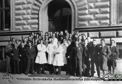Bild i fotoalbum  tillägnat professor Torsten Hellman från deltagarna i histologikursen ht 1930. 
Fotoalbum  "TILL PROFESSOR TORSTEN hELLMAN MED TACK FRÅN DELTAGARNA I HISTOLOGIKURSEN HÖSTTERMINEN 1930".  Bildtext "Hela kursen".  Bildkälla stifteleen Locus Medicus Lundensis och Sydsvenska Medicinhistoriska Sällskapet / SMHS. Fotograf okänd.
Nyckelord: Histologiska avdelningen;Anatomiska Institutionen;Medicinska fakulteten i Lund;Sydsvenska Medicinhistoriska Sällskapet;Locus Medicus Lundensis;Lärare;Kursfoto