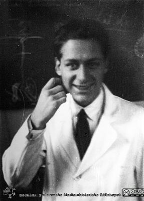 Bild i fotoalbum  tillägnat professor Torsten Hellman från deltagarna i histologikursen ht 1930. 
Fotoalbum  "TILL PROFESSOR TORSTEN hELLMAN MED TACK FRÅN DELTAGARNA I HISTOLOGIKURSEN HÖSTTERMINEN 1930".  Bildtext "Asklund!". Kanske en kursamanuens?  Bildkälla stifteleen Locus Medicus Lundensis och Sydsvenska Medicinhistoriska Sällskapet / SMHS. Fotograf okänd.
Nyckelord: Histologiska avdelningen;Anatomiska Institutionen;Entrétrappa;Medicinska fakulteten i Lund;Sydsvenska Medicinhistoriska Sällskapet;Locus Medicus Lundensis;Lärare