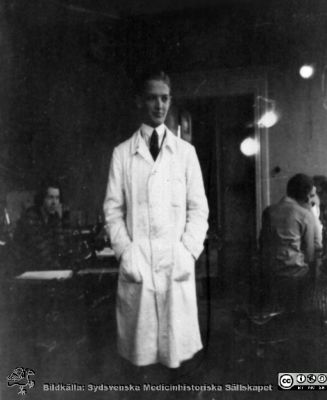 Bild i fotoalbum  tillägnat professor Torsten Hellman från deltagarna i histologikursen ht 1930. 
Fotoalbum  "TILL PROFESSOR TORSTEN hELLMAN MED TACK FRÅN DELTAGARNA I HISTOLOGIKURSEN HÖSTTERMINEN 1930".  Bildtext "Ehrenberg". Kanske en kursamanuens?  Bildkälla stifteleen Locus Medicus Lundensis och Sydsvenska Medicinhistoriska Sällskapet / SMHS. Fotograf okänd.
Nyckelord: Histologiska avdelningen;Anatomiska Institutionen;Entrétrappa;Medicinska fakulteten i Lund;Sydsvenska Medicinhistoriska Sällskapet;Locus Medicus Lundensis;Lärare