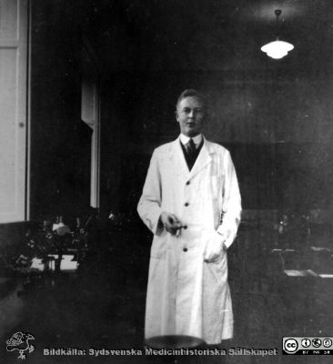 Bild i fotoalbum  tillägnat professor Torsten Hellman från deltagarna i histologikursen ht 1930. 
Fotoalbum  "TILL PROFESSOR TORSTEN hELLMAN MED TACK FRÅN DELTAGARNA I HISTOLOGIKURSEN HÖSTTERMINEN 1930".  Bildtext "Österlind". Kanske kursamanuensen Göte Österlind (1907 - 1981), disputerad 1938 på en experimentell avhandling om difteritoxin och utvecklingen av sekundärfolliklar i lymfkörtlar. Han blev senare ögonläkare och slutade som överläkare och professor på ögonkliniken i Malmö. 
Bildkälla stifteleen Locus Medicus Lundensis och Sydsvenska Medicinhistoriska Sällskapet / SMHS. Fotograf okänd.
Nyckelord: Histologiska avdelningen;Anatomiska Institutionen;Entrétrappa;Medicinska fakulteten i Lund;Sydsvenska Medicinhistoriska Sällskapet;Locus Medicus Lundensis;Lärare