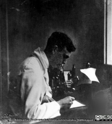 Bild i fotoalbum  tillägnat professor Torsten Hellman från deltagarna i histologikursen ht 1930. 
Fotoalbum  "TILL PROFESSOR TORSTEN hELLMAN MED TACK FRÅN DELTAGARNA I HISTOLOGIKURSEN HÖSTTERMINEN 1930".  Bildtext "Christiansson". Kanske en kursamanuens? 
Bildkälla stifteleen Locus Medicus Lundensis och Sydsvenska Medicinhistoriska Sällskapet / SMHS. Fotograf okänd.
Nyckelord: Histologiska avdelningen;Anatomiska Institutionen;Entrétrappa;Medicinska fakulteten i Lund;Sydsvenska Medicinhistoriska Sällskapet;Locus Medicus Lundensis;Lärare