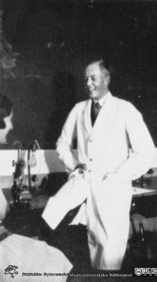 Bild i fotoalbum  tillägnat professor Torsten Hellman från deltagarna i histologikursen ht 1930. 
Fotoalbum  "TILL PROFESSOR TORSTEN hELLMAN MED TACK FRÅN DELTAGARNA I HISTOLOGIKURSEN HÖSTTERMINEN 1930".  Bildtext "Österlind". Troligen kursamanuensen Göte Österlind (1907 - 1981), disputerad 1938 på en experimentell avhandling om difteritoxin och utvecklingen av sekundärfolliklar i lymfkörtlar. Han blev senare ögonläkare och slutade som överläkare och professor på ögonkliniken i Malmö. Han drog gärna en god historia, och bilden ger syn för sägen.
Bildkälla stifteleen Locus Medicus Lundensis och Sydsvenska Medicinhistoriska Sällskapet / SMHS. Fotograf okänd.
Nyckelord: Histologiska avdelningen;Anatomiska Institutionen;Entrétrappa;Medicinska fakulteten i Lund;Sydsvenska Medicinhistoriska Sällskapet;Locus Medicus Lundensis;Lärare