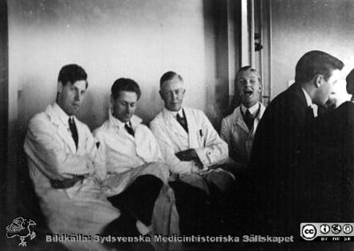 Bild i fotoalbum  tillägnat professor Torsten Hellman från deltagarna i histologikursen ht 1930. 
Fotoalbum  "TILL PROFESSOR TORSTEN hELLMAN MED TACK FRÅN DELTAGARNA I HISTOLOGIKURSEN HÖSTTERMINEN 1930".  Bildtext "Ungdomen har svårt att hålla sig lugn". Fyra kursamanuenser i stora föreläsningssalen. Från vänster troligen Moberg, okänd, Göte Österlind, okänd ungdom.  
Bildkälla stifteleen Locus Medicus Lundensis och Sydsvenska Medicinhistoriska Sällskapet / SMHS. Fotograf okänd.
Nyckelord: Histologiska avdelningen;Anatomiska Institutionen;Entrétrappa;Medicinska fakulteten i Lund;Sydsvenska Medicinhistoriska Sällskapet;Locus Medicus Lundensis;Lärare