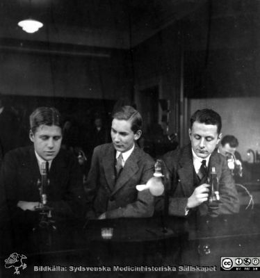 Fotoalbum tillägnat professor Torsten Hellman från histologikursen HT 1930
Fotoalbum  "TILL PROFESSOR TORSTEN HELLMAN MED TACK FRÅN DELTAGARNA I HISTOLOGIKURSEN HÖSTTERMINEN 1930". Bildtext "Jonés, Dahlgren Wallander". Foto troligen i mikroskoperingssalen.
Bildkälla stiftelsen Locus Medicus Lundensis och Sydsvenska Medicinhistoriska Sällskapet / SMHS. Fotograf okänd.
Nyckelord: Histologiska avdelningen;Anatomiska Institutionen;Medicinska fakulteten i Lund;Sydsvenska Medicinhistoriska Sällskapet;Locus Medicus Lundensis;Eleve