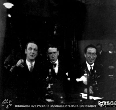 Fotoalbum tillägnat professor Torsten Hellman från histologikursen HT 1930
Fotoalbum  "TILL PROFESSOR TORSTEN HELLMAN MED TACK FRÅN DELTAGARNA I HISTOLOGIKURSEN HÖSTTERMINEN 1930". Bildtext "Reimer, Kullander, Goldman". Foto troligen i mikroskoperingssalen.
Bildkälla stiftelsen Locus Medicus Lundensis och Sydsvenska Medicinhistoriska Sällskapet / SMHS. Fotograf okänd.
Nyckelord: Histologiska avdelningen;Anatomiska Institutionen;Medicinska fakulteten i Lund;Sydsvenska Medicinhistoriska Sällskapet;Locus Medicus Lundensis;Elever