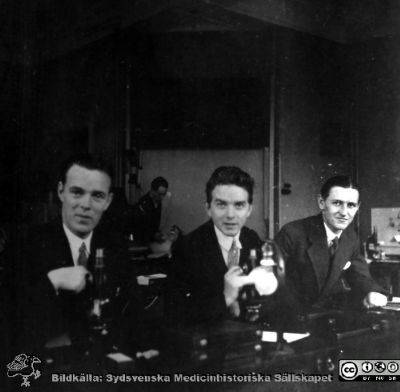 Fotoalbum tillägnat professor Torsten Hellman från histologikursen HT 1930
Fotoalbum  "TILL PROFESSOR TORSTEN HELLMAN MED TACK FRÅN DELTAGARNA I HISTOLOGIKURSEN HÖSTTERMINEN 1930".  Bildtext "Bergman, A. Gustavsson, Stig Persson". Foto troligen i mikroskoperingssalen.
Bildkälla stiftelsen Locus Medicus Lundensis och Sydsvenska Medicinhistoriska Sällskapet / SMHS. Fotograf okänd.
Nyckelord: Histologiska avdelningen;Anatomiska Institutionen;Medicinska fakulteten i Lund;Sydsvenska Medicinhistoriska Sällskapet;Locus Medicus Lundensis;Elever