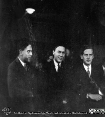 Fotoalbum tillägnat professor Torsten Hellman från histologikursen HT 1930
Fotoalbum  "TILL PROFESSOR TORSTEN HELLMAN MED TACK FRÅN DELTAGARNA I HISTOLOGIKURSEN HÖSTTERMINEN 1930".  Bildtext "Bergwik Hallengren, Mattsson". Foto troligen i mikroskoperingssalen.
Bildkälla stiftelsen Locus Medicus Lundensis och Sydsvenska Medicinhistoriska Sällskapet / SMHS. Fotograf okänd.
Nyckelord: Histologiska avdelningen;Anatomiska Institutionen;Medicinska fakulteten i Lund;Sydsvenska Medicinhistoriska Sällskapet;Locus Medicus Lundensis;Elever