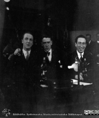 Fotoalbum tillägnat professor Torsten Hellman från histologikursen HT 1930
Fotoalbum  "TILL PROFESSOR TORSTEN HELLMAN MED TACK FRÅN DELTAGARNA I HISTOLOGIKURSEN HÖSTTERMINEN 1930".  Bildtext "Reimer, Kullander, Goldman".  Foto troligen i mirkoskoperingssalen.
Bildkälla stiftelsen Locus Medicus Lundensis och Sydsvenska Medicinhistoriska Sällskapet / SMHS. Fotograf okänd.
Nyckelord: Histologiska avdelningen;Anatomiska Institutionen;Medicinska fakulteten i Lund;Sydsvenska Medicinhistoriska Sällskapet;Locus Medicus Lundensis;Elever