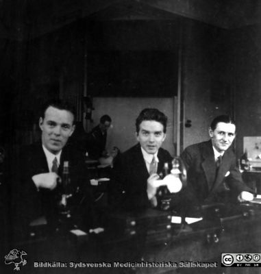 Fotoalbum tillägnat professor Torsten Hellman från histologikursen HT 1930
Fotoalbum  "TILL PROFESSOR TORSTEN HELLMAN MED TACK FRÅN DELTAGARNA I HISTOLOGIKURSEN HÖSTTERMINEN 1930". Bildtext "Bergman, A. Gustavsson, Stig Persson". Foto troligen i mikroskoperingssalen.
Bildkälla stiftelsen Locus Medicus Lundensis och Sydsvenska Medicinhistoriska Sällskapet / SMHS. Fotograf okänd.
Nyckelord: Histologiska avdelningen;Anatomiska Institutionen;Medicinska fakulteten i Lund;Sydsvenska Medicinhistoriska Sällskapet;Locus Medicus Lundensis;Elever