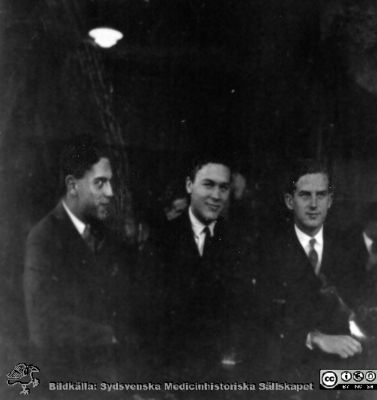 Fotoalbum tillägnat professor Torsten Hellman från histologikursen HT 1930
Fotoalbum  "TILL PROFESSOR TORSTEN HELLMAN MED TACK FRÅN DELTAGARNA I HISTOLOGIKURSEN HÖSTTERMINEN 1930". Bildtext "Bergwik Hallengren, Mattsson". Foto troligen i mikroskoperingssalen.
Bildkälla stiftelsen Locus Medicus Lundensis och Sydsvenska Medicinhistoriska Sällskapet / SMHS. Fotograf okänd.
Nyckelord: Histologiska avdelningen;Anatomiska Institutionen;Medicinska fakulteten i Lund;Sydsvenska Medicinhistoriska Sällskapet;Locus Medicus Lundensis;Elever