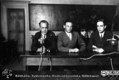 Fotoalbum tillägnat professor Torsten Hellman från histologikursen HT 1930
Fotoalbum  "TILL PROFESSOR TORSTEN HELLMAN MED TACK FRÅN DELTAGARNA I HISTOLOGIKURSEN HÖSTTERMINEN 1930". Bildtext "Aurell, Nygren, Holmström". Foto troligen i mikroskoperingssalen.
Bildkälla stiftelsen Locus Medicus Lundensis och Sydsvenska Medicinhistoriska Sällskapet / SMHS. Fotograf okänd.
Nyckelord: Histologiska avdelningen;Anatomiska Institutionen;Medicinska fakulteten i Lund;Sydsvenska Medicinhistoriska Sällskapet;Locus Medicus Lundensis;Elever