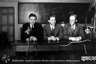 Fotoalbum tillägnat professor Torsten Hellman från histologikursen HT 1930
Fotoalbum  "TILL PROFESSOR TORSTEN HELLMAN MED TACK FRÅN DELTAGARNA I HISTOLOGIKURSEN HÖSTTERMINEN 1930". Bildtext "Hallengren, Hagerman, Brynolf". Foto troligen i mikroskoperingssalen.
Bildkälla stiftelsen Locus Medicus Lundensis och Sydsvenska Medicinhistoriska Sällskapet / SMHS. Fotograf okänd.
Nyckelord: Histologiska avdelningen;Anatomiska Institutionen;Medicinska fakulteten i Lund;Sydsvenska Medicinhistoriska Sällskapet;Locus Medicus Lundensis;Elever