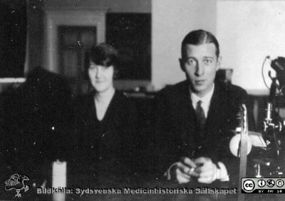 Fotoalbum tillägnat professor Torsten Hellman från histologikursen HT 1930
Fotoalbum  "TILL PROFESSOR TORSTEN HELLMAN MED TACK FRÅN DELTAGARNA I HISTOLOGIKURSEN HÖSTTERMINEN 1930". Bildtext "Rignell, Nylén". Foto troligen i mikroskoperingssalen.
Bildkälla stiftelsen Locus Medicus Lundensis och Sydsvenska Medicinhistoriska Sällskapet / SMHS. Fotograf okänd.
Nyckelord: Histologiska avdelningen;Anatomiska Institutionen;Medicinska fakulteten i Lund;Sydsvenska Medicinhistoriska Sällskapet;Locus Medicus Lundensis;Elever
