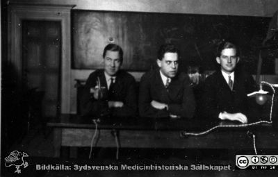 Fotoalbum tillägnat professor Torsten Hellman från histologikursen HT 1930
Fotoalbum  "TILL PROFESSOR TORSTEN HELLMAN MED TACK FRÅN DELTAGARNA I HISTOLOGIKURSEN HÖSTTERMINEN 1930". Bildtext "Lange, Bergwik, Mattsson". Foto troligen i mikroskoperingssalen.
Bildkälla stiftelsen Locus Medicus Lundensis och Sydsvenska Medicinhistoriska Sällskapet / SMHS. Fotograf okänd.
Nyckelord: Histologiska avdelningen;Anatomiska Institutionen;Medicinska fakulteten i Lund;Sydsvenska Medicinhistoriska Sällskapet;Locus Medicus Lundensis;Elever