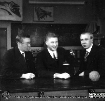 Fotoalbum tillägnat professor Torsten Hellman från histologikursen HT 1930
Fotoalbum  "TILL PROFESSOR TORSTEN HELLMAN MED TACK FRÅN DELTAGARNA I HISTOLOGIKURSEN HÖSTTERMINEN 1930". Bildtext "Rådman, Häggström, Helmer". Foto troligen i mikroskoperingssalen.
Bildkälla stiftelsen Locus Medicus Lundensis och Sydsvenska Medicinhistoriska Sällskapet / SMHS. Fotograf okänd.
Nyckelord: Histologiska avdelningen;Anatomiska Institutionen;Medicinska fakulteten i Lund;Sydsvenska Medicinhistoriska Sällskapet;Locus Medicus Lundensis;Elever