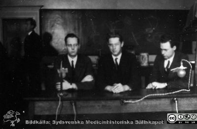 Fotoalbum tillägnat professor Torsten Hellman från histologikursen HT 1930
Fotoalbum  "TILL PROFESSOR TORSTEN HELLMAN MED TACK FRÅN DELTAGARNA I HISTOLOGIKURSEN HÖSTTERMINEN 1930".  Bildtext "Sellgren, Björk, de Maré".  Foto troligen i mikroskoperingssalen.
Bildkälla stiftelsen Locus Medicus Lundensis och Sydsvenska Medicinhistoriska Sällskapet / SMHS. Fotograf okänd.
Nyckelord: Histologiska avdelningen;Anatomiska Institutionen;Medicinska fakulteten i Lund;Sydsvenska Medicinhistoriska Sällskapet;Locus Medicus Lundensis;Elever